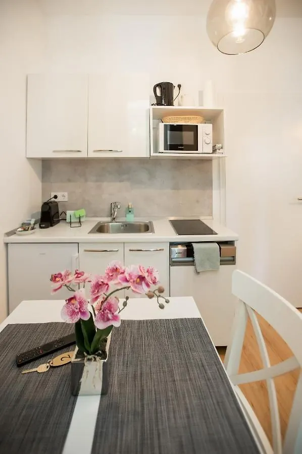 Urban House Apartments Vienne 0*,